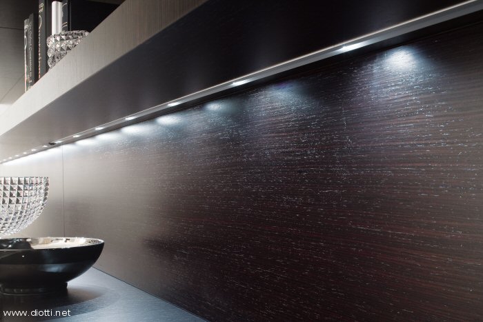 Warm Landscape mobile soggiorno legno di rovere moro boiserie e  mensole con luci LED
